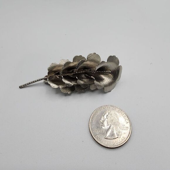Silver stacked flower brooch - Picture 2 of 3